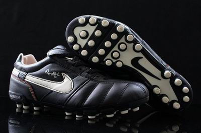 gros baskets: chaussures de football, basket-ball, chaussures de course.