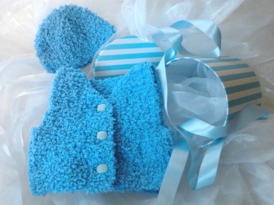 Tricot fait main : pack cadeau b�b� gilet bleu 