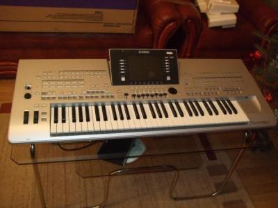 Yamaha Tyros3 61-Key Arranger Workstation Keyboard - 1000$