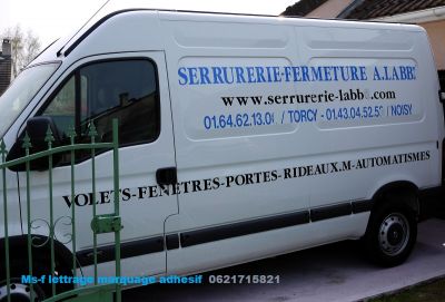 enseigne lettrage adhesif sur utilitaire vitrine