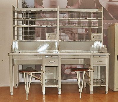 Meuble de tri postal ann�es 60. Bureau de La Plagne