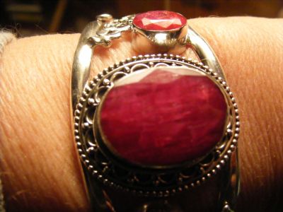 Bracelet 1/2 jonc en argent massif avec rubis v�ritables