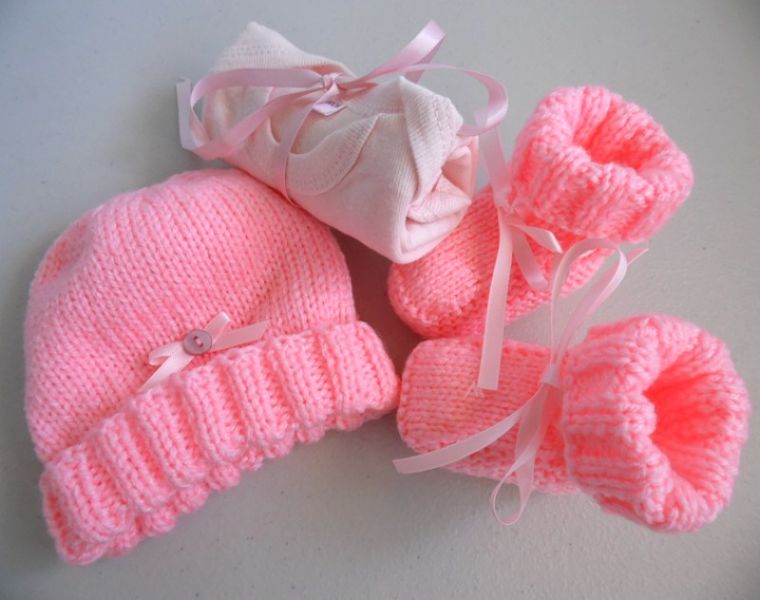 Tricot laine bébé fait-main bonnet chaussons roses