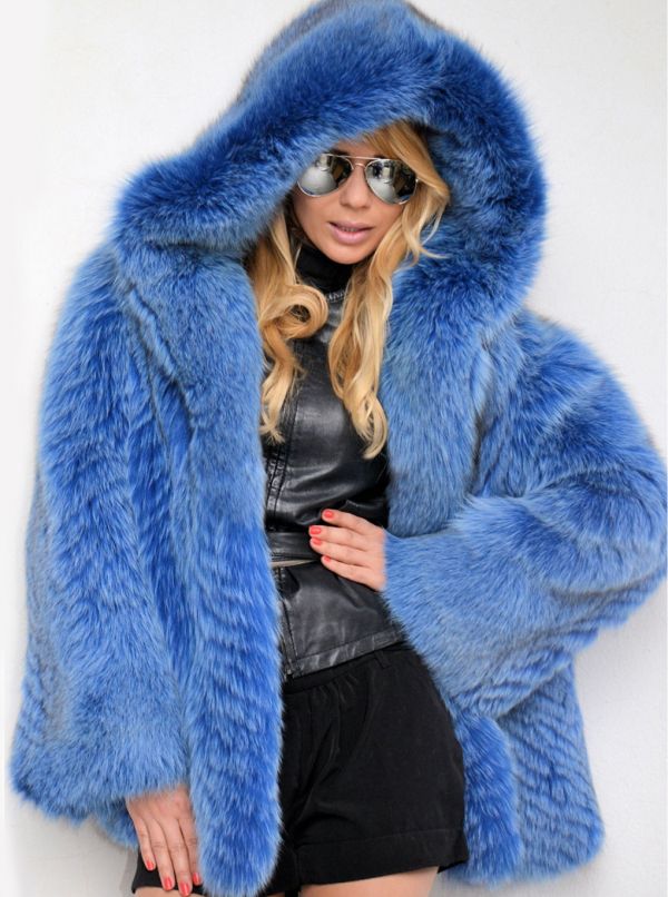 Manteau  capuche en fourrure de renard teint bleu