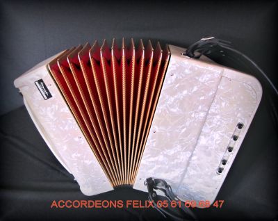 ACCORDEON MAUGEIN 3 VOIX / 96 BASSES. 