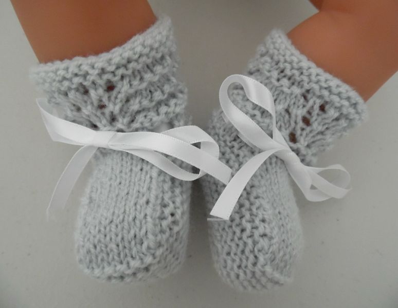 Tricot laine bb fait main brassire, chaussons, bonnet