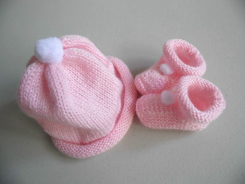 Tricot laine bébé fait main bonnet rose à pompon