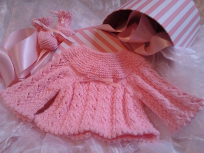 Tricot fait main : pack cadeau brassire rose 