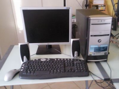 2 ordinateurs de bureau