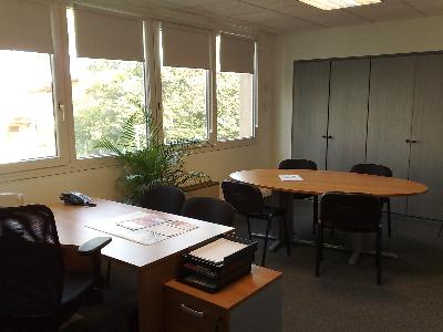 Bureau quip et meubl  louer