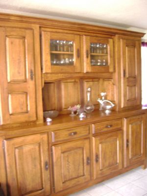 Buffet de salle  manger, table avec chaises