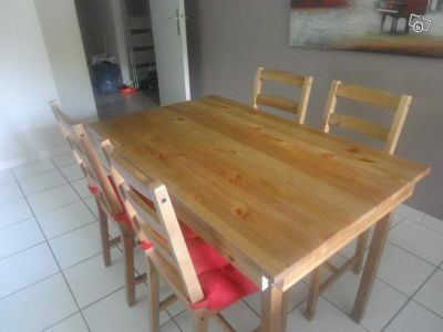 Vends table + 4 chaises avec coussins