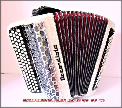 ACCORDEON ACCORDIOLA 3 VOIX PARFAIT ETAT. 