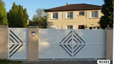 Portail coulissant cadre alu et habillage PVC