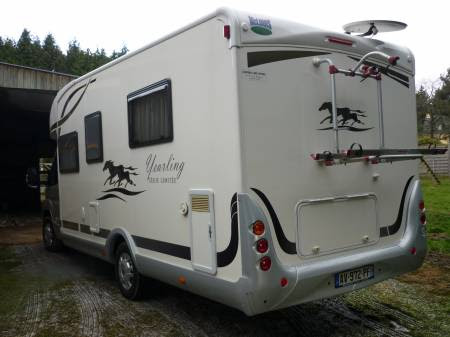 Donation camping-car profil lit central et lit de pavillon  