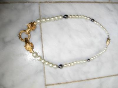 Collier en perles avec motifs