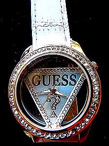 GUESS MONTRE DAME RONDE NEUVE BLANCHE CHROME OU DORE TRIANGLE ( EXCEPTIONNEL - 80%) 