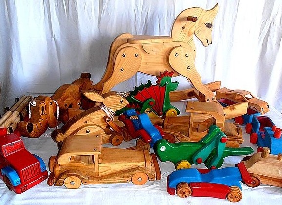 Création jouets en bois, recherche collaboration de vente.