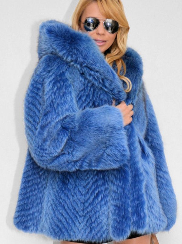 Manteau à capuche en fourrure de renard teinté bleu